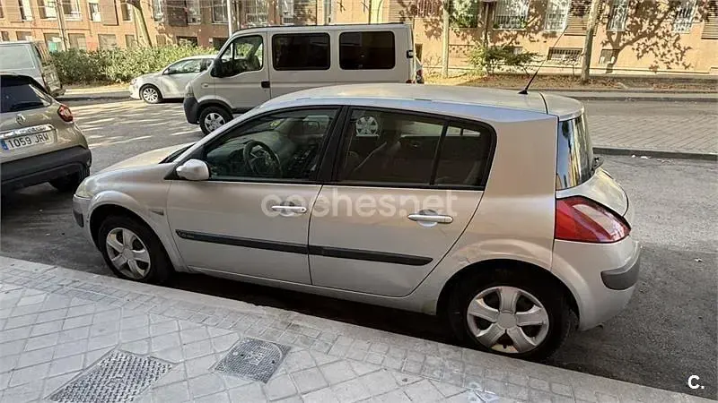 Usado Renault Mégane II Authentique 115 CV (84 kW) 2005 Gris / plata Berlina
