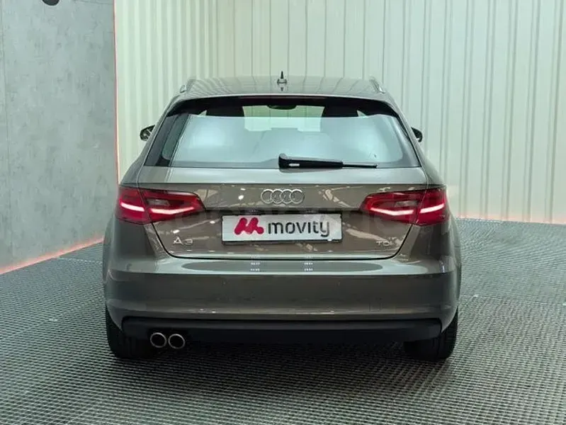 Usado Audi A3 Attraction 150 CV (110 kW) 2015 Gris / plata Berlina