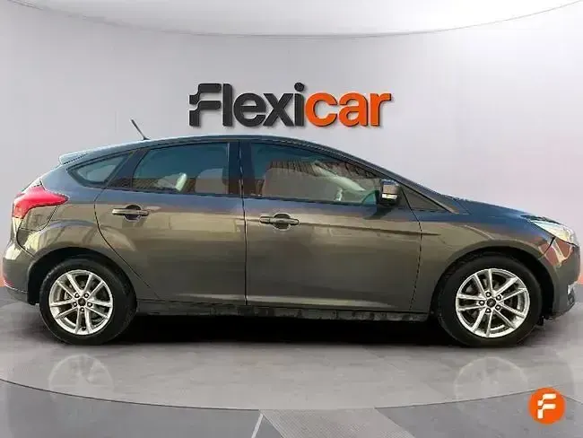 Usado Ford Focus Trend 100 CV (73 kW) 2017 Gris Berlina