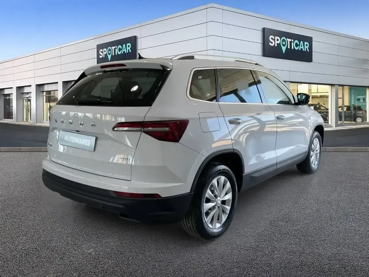 Usado Skoda Karoq Ambition 110 CV (80 kW) 2022 Blanco SUV