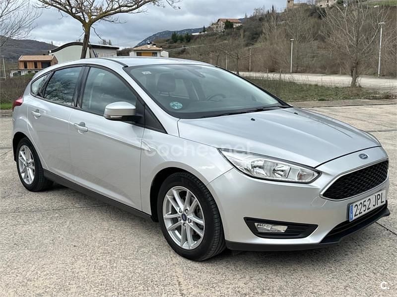Usado Ford Focus Trend 125 CV (91 kW) 2016 Gris / plata Berlina