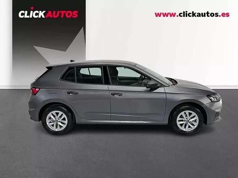 Usado Skoda Fabia Essence 80 CV (58 kW) 2025 Gris Utilitario