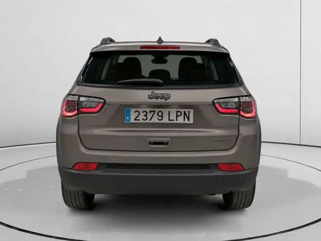 Usado Jeep Compass Night Eagle 131 CV (96 kW) 2021 Gris SUV