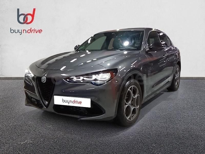Usado Alfa Romeo Stelvio Sprint 160 CV (117 kW) 2021 Gris / plata SUV