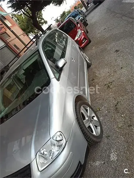 Usado VW Touran Trendline 136 CV (100 kW) 2003 Gris / plata Monovolumen