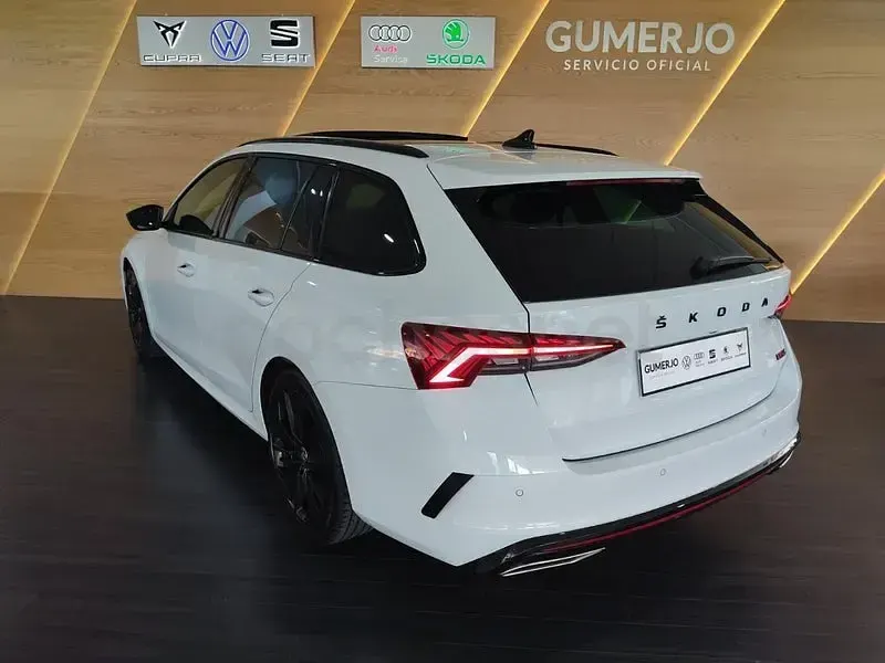 Usado Skoda Octavia RS 200 CV (147 kW) 2022 Blanco Familiar