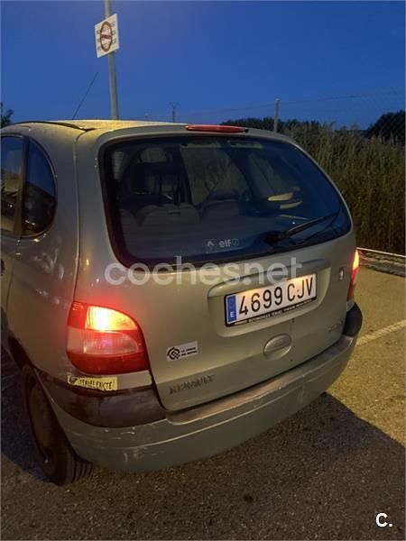 Usado Renault Scénic Dynamique 98 CV (72 kW) 2003 Verde Monovolumen