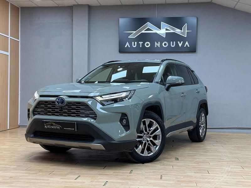 Gris / plata Usado 2022 Toyota RAV4 Hybrid Luxury SUV | 36.990 € (Caro) - Imagen 1/4