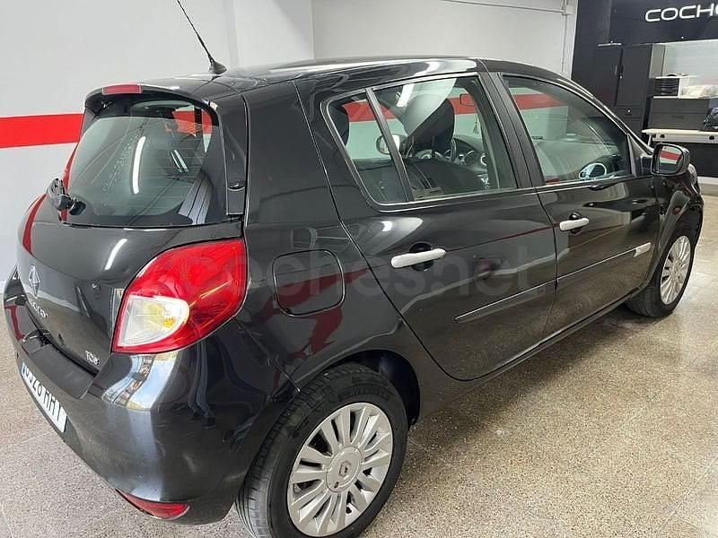 Begagnad Renault Clio IV Dynamique 105 HK (77 kW) 2012 Svart Sedan