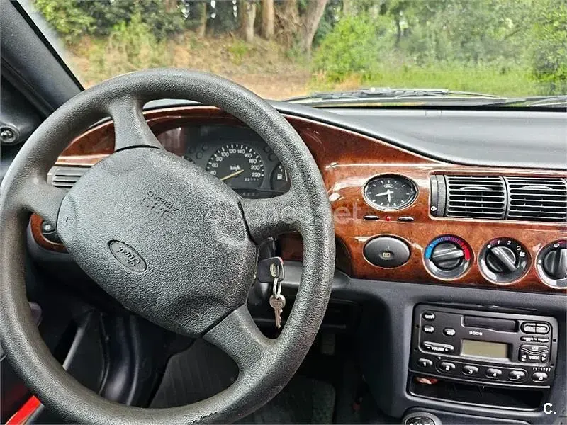 Usado Ford Escort Ghia 90 CV (66 kW) 1998 Granate Berlina