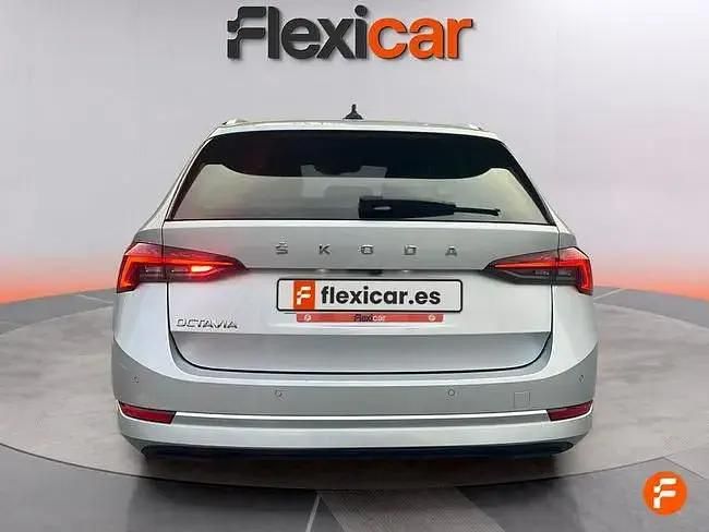 Usado Skoda Octavia Ambition 150 HP (110 kW) 2022 Cinzento Sedan