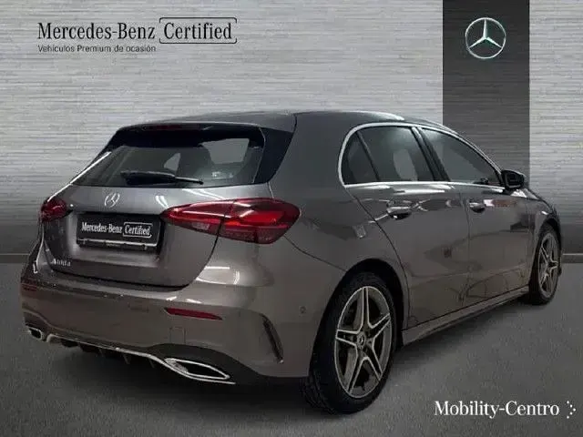 Usado Mercedes A180 AMG line 116 CV (85 kW) 2024 Gris montaña Utilitario
