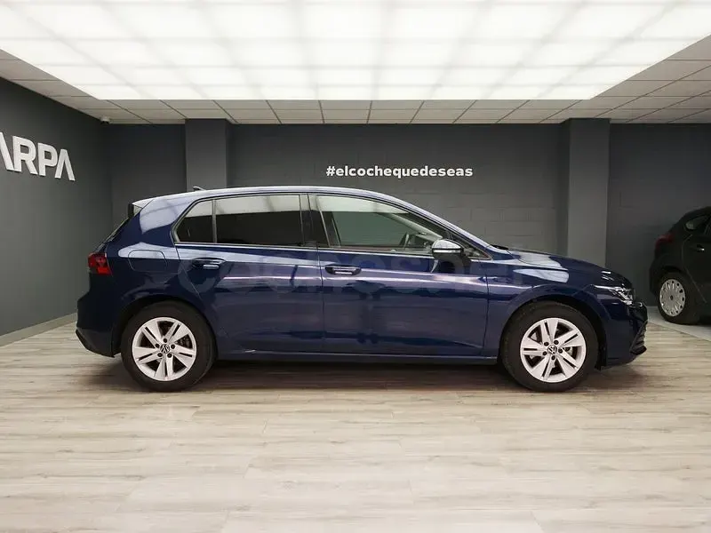 Usado VW Golf VIII Life 150 CV (110 kW) 2020 Azul Berlina
