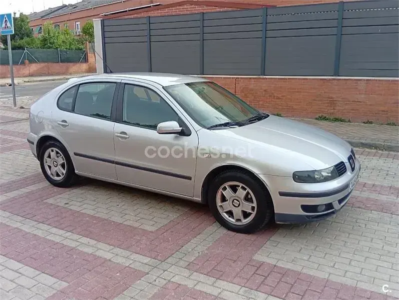 Usado Seat Leon 110 CV (80 kW) 2002 Gris / plata Utilitario