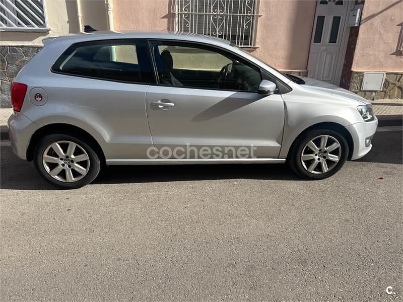 Gris / plata Usado 2013 VW Polo Advance Berlina | 6100 € (Precio justo) - Imagen 1/3