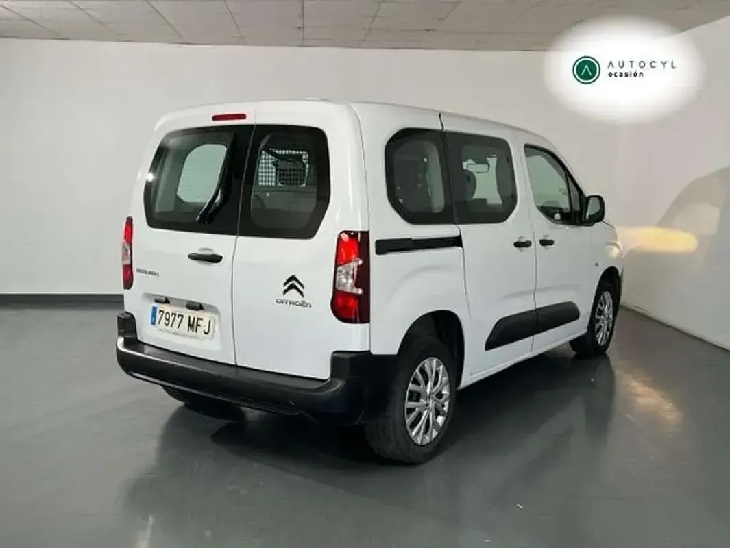 Usado Citroën Berlingo Feel 102 CV (75 kW) 2023 Blanco Monovolumen
