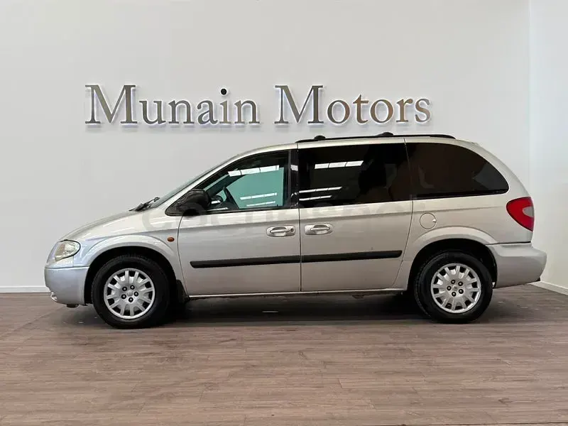 Usado Chrysler Voyager 143 CV (105 kW) 2007 Gris / plata Monovolumen