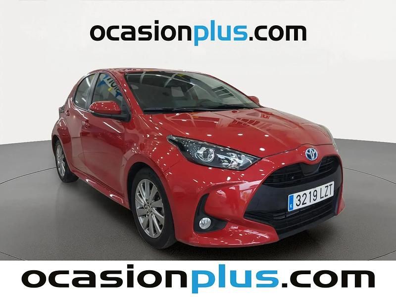 Usado Toyota Yaris Hybrid Active 116 CV (85 kW) 2022 Rojo