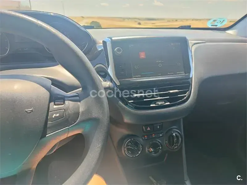 Usado Peugeot 208 Style 75 CV (55 kW) 2017 Blanco Utilitario