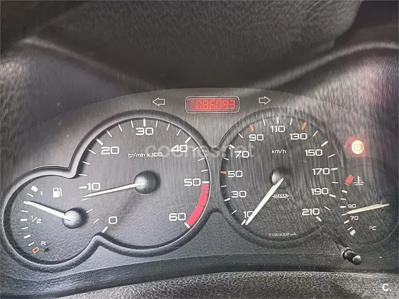 Usado Peugeot 206 70 CV (51 kW) 1998 Gris / plata Utilitario