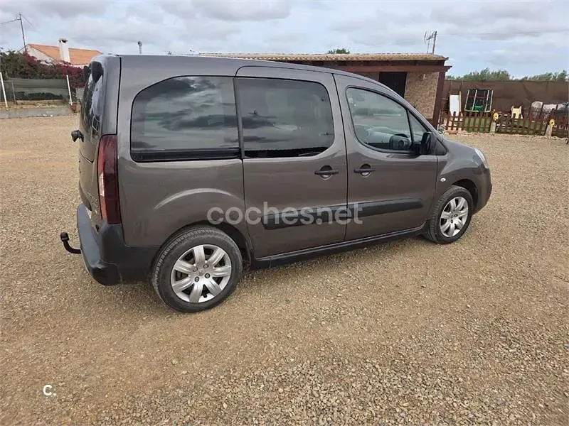 Usado Peugeot Partner Tepee Active 100 CV (73 kW) 2016 Gris / plata Monovolumen