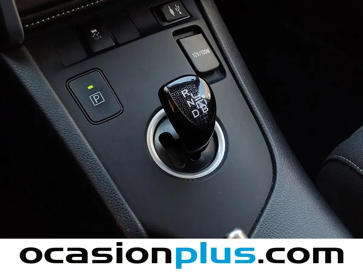 Usado Toyota Auris Hybrid Active 136 CV (100 kW) 2016 Blanco Berlina