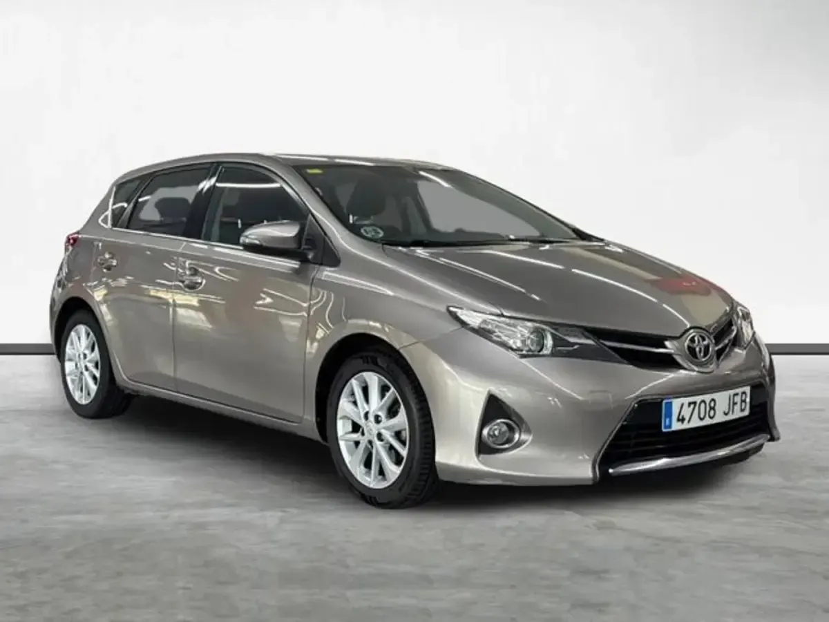 Usado Toyota Auris Active 90 CV (66 kW) 2015 Marrón Utilitario