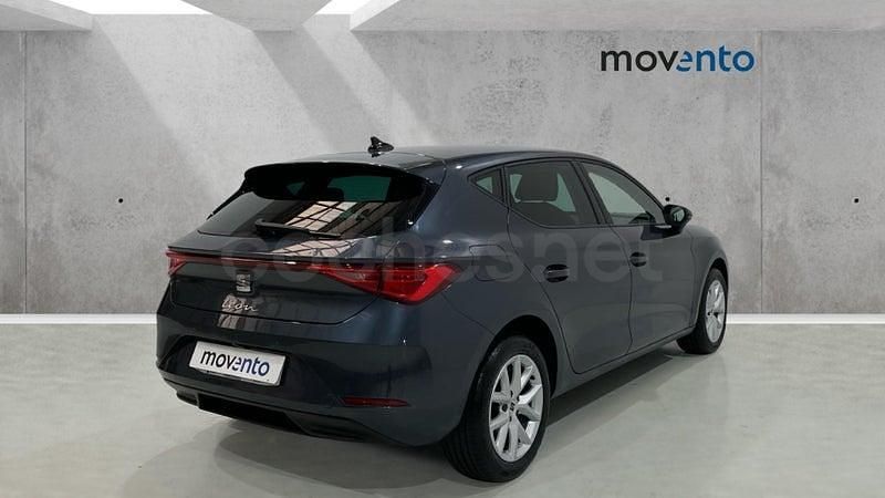Usado Seat Leon Style 130 CV (95 kW) 2021 Gris / plata Berlina