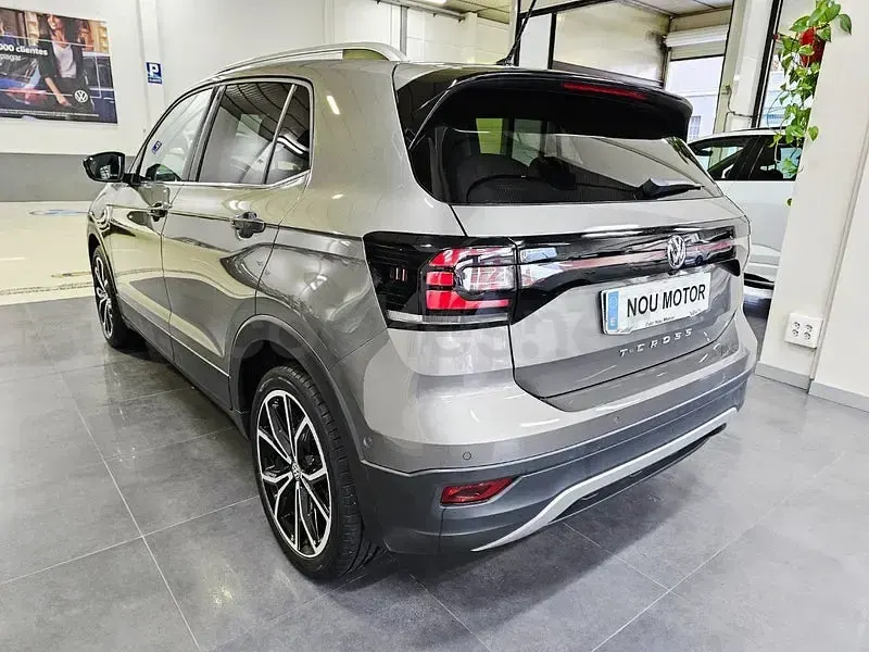 Usado VW T-Cross Sportline 110 CV (80 kW) 2022 Gris / plata SUV