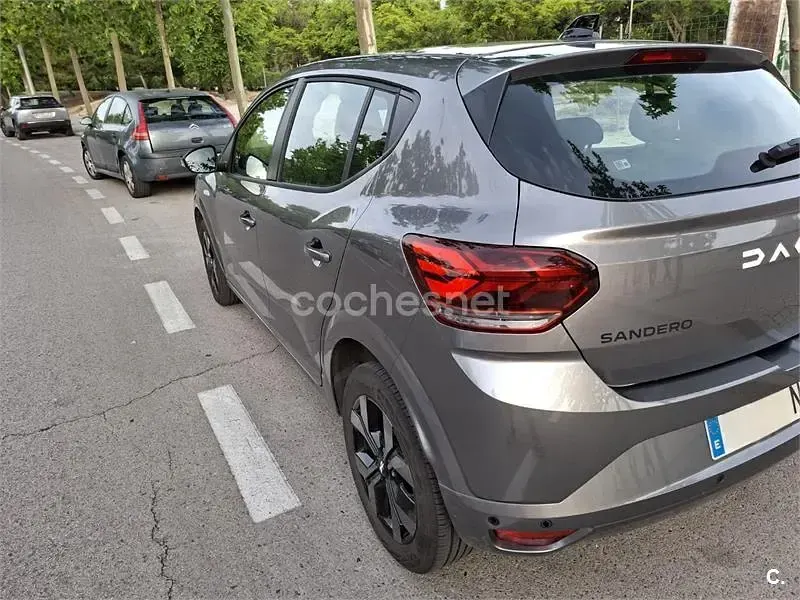 Usado Dacia Sandero Journey 101 CV (74 kW) 2025 Gris / plata Berlina
