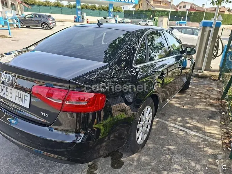 Usado Audi A4 143 CV (105 kW) 2012 Negro Berlina