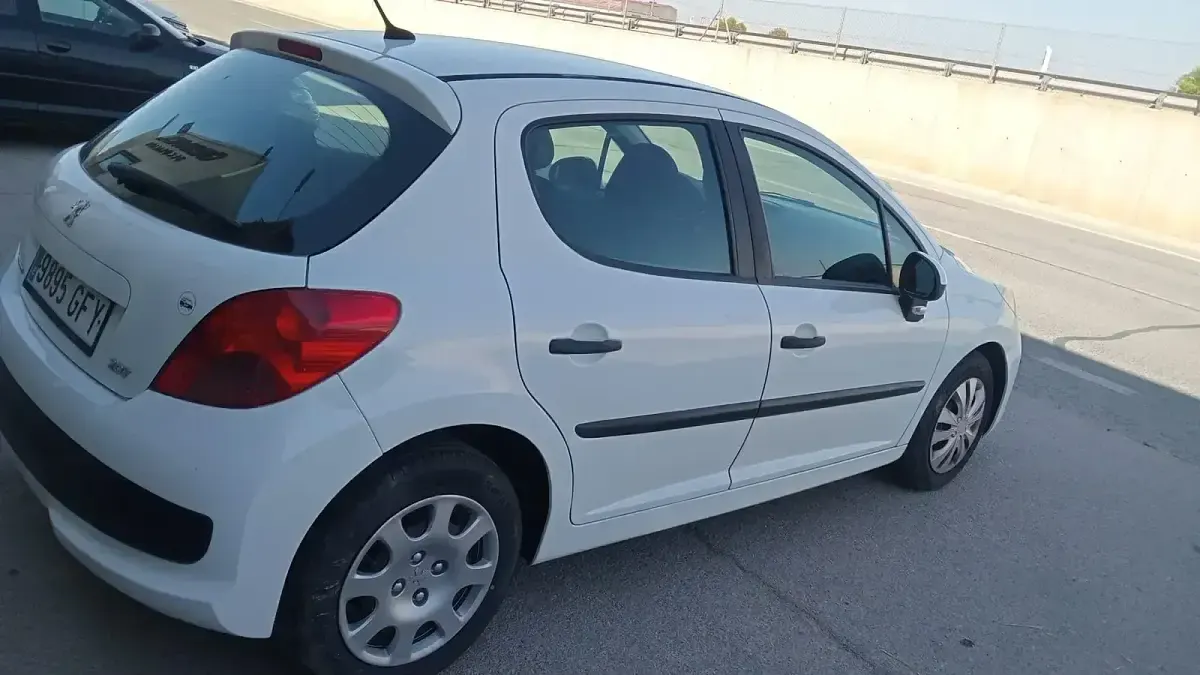 Usado Peugeot 207 70 CV (51 kW) 2009 Blanco Utilitario