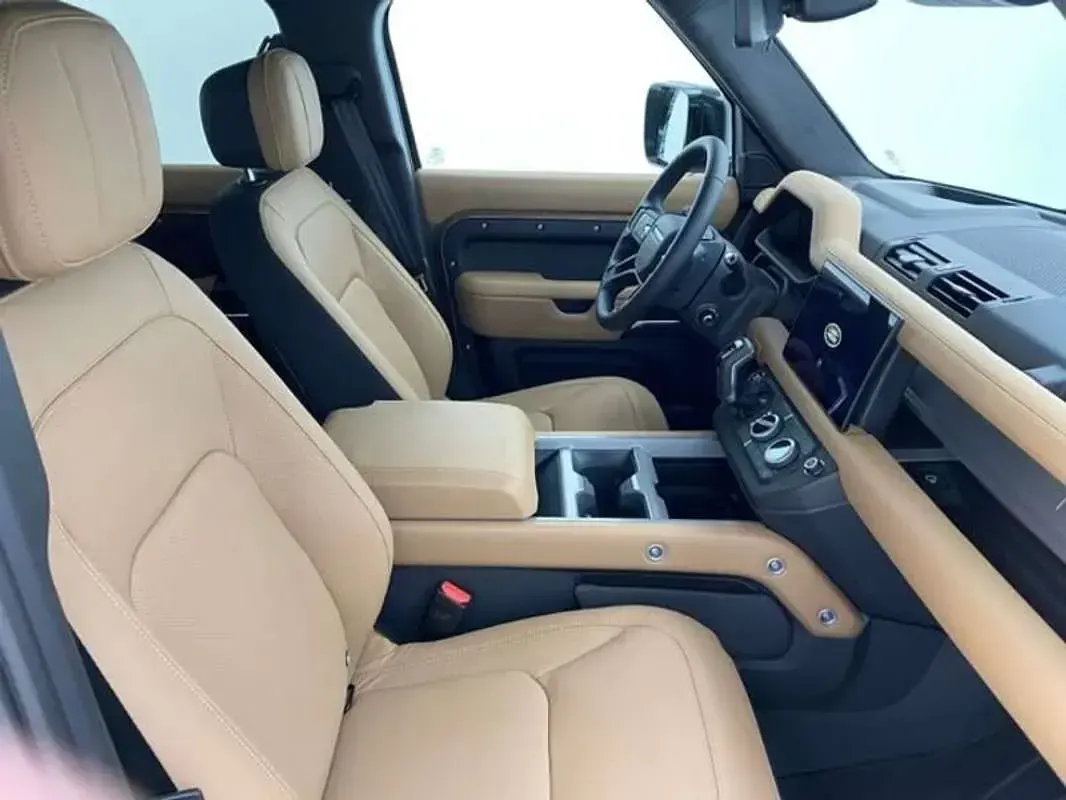 Usado Land Rover Defender 300 CV (220 kW) 2025 Beige SUV