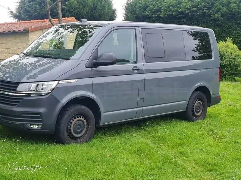 Usado VW Caravelle Trendline 114 CV (83 kW) 2021 Gris / plata Van