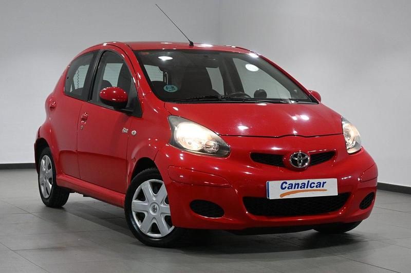Usado Toyota Aygo 68 CV (50 kW) 2010 Rojo Utilitario
