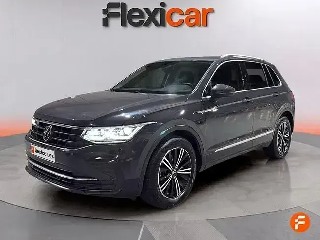 Käytetty VW Tiguan Life 150 HP (110 kW) 2022 Harmaa Katumaasturi