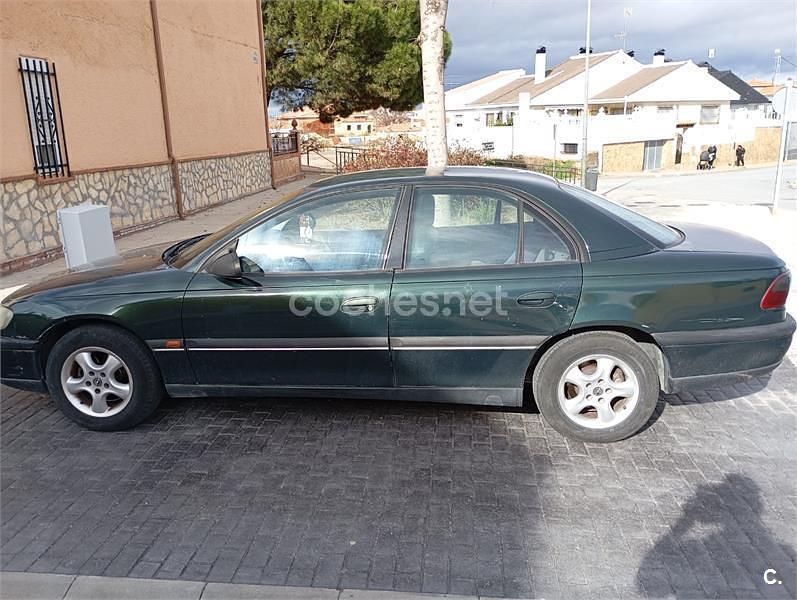 Usado Opel Omega 130 CV (95 kW) 1995 Verde Berlina