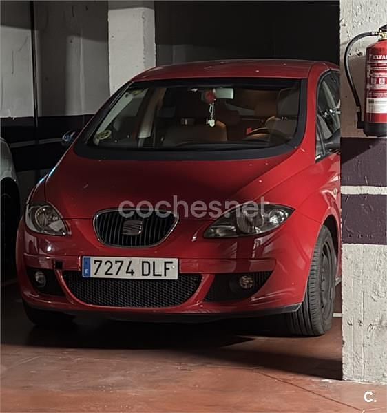 Usado Seat Altea 102 CV (75 kW) 2005 Rojo Monovolumen