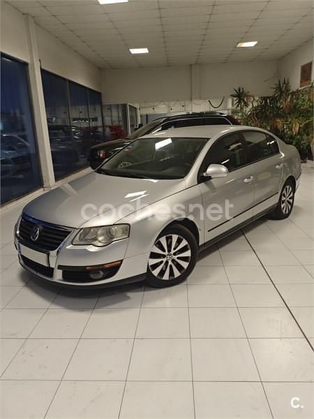 Gris / plata Usado 2009 VW Passat Berlina | 5699 € (Precio justo) - Imagen 1/4