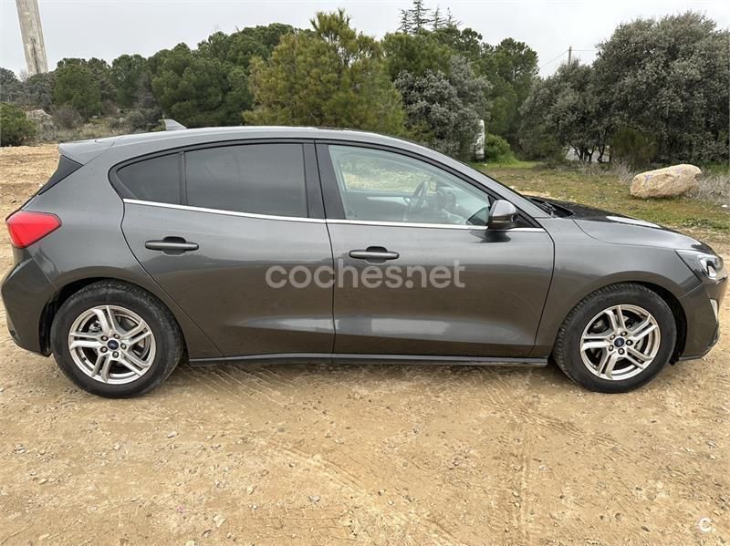 Usado Ford Focus Trend 120 CV (88 kW) 2020 Gris / plata Berlina