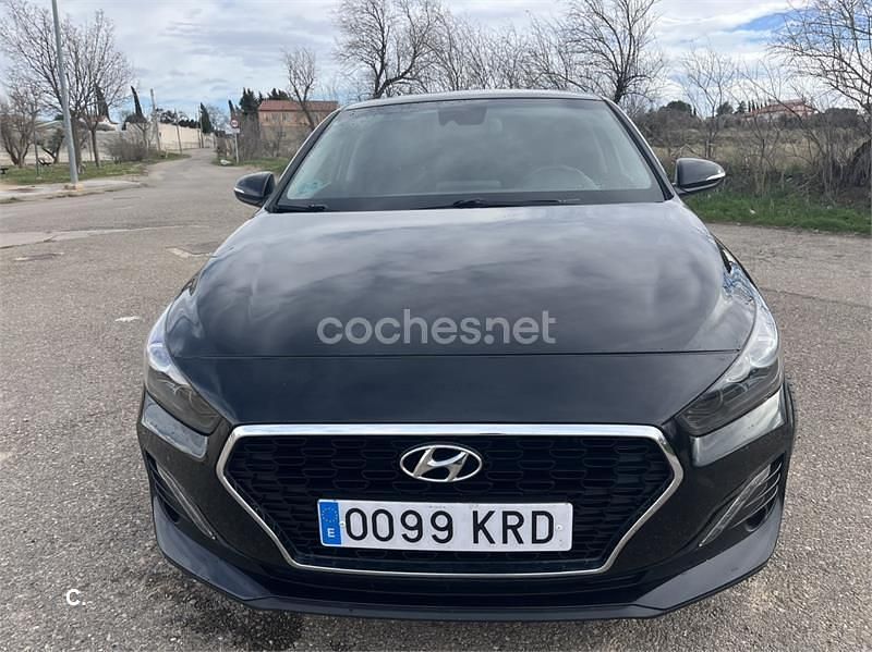 Usado Hyundai i30 120 CV (88 kW) 2019 Negro Berlina