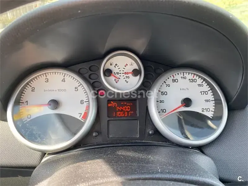 Usado Peugeot 207 Active 75 CV (55 kW) 2011 Negro Berlina