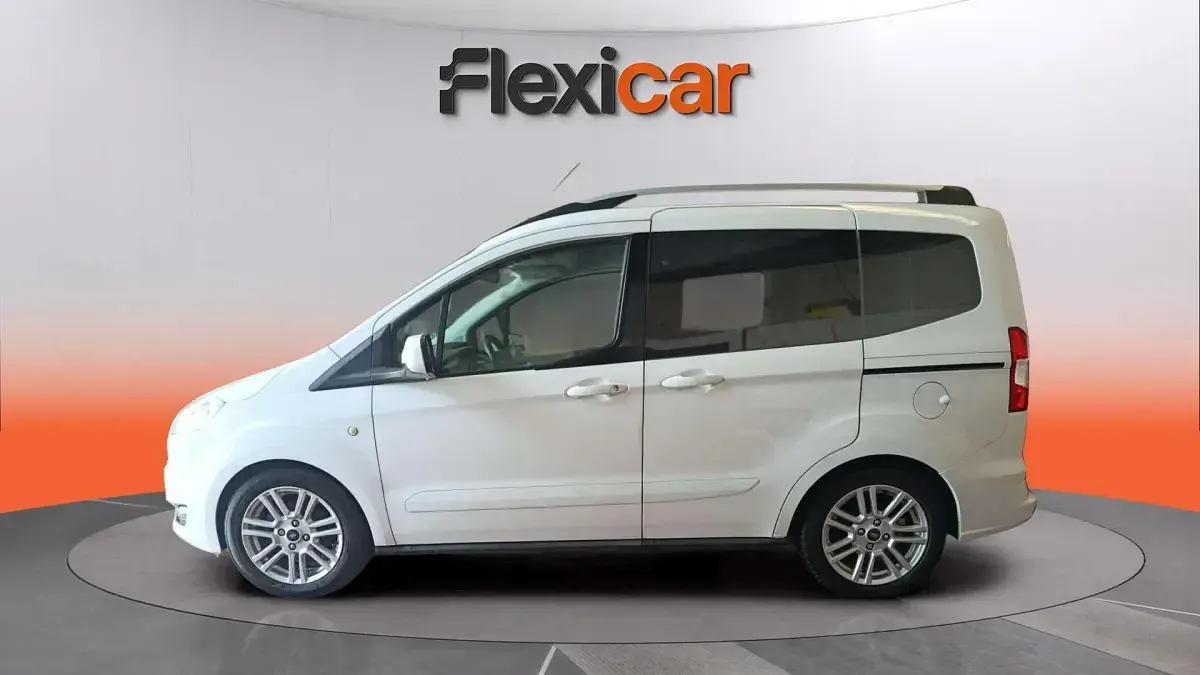 Usado Ford Tourneo Courier Ambiente 100 CV (73 kW) 2018 Blanco Monovolumen