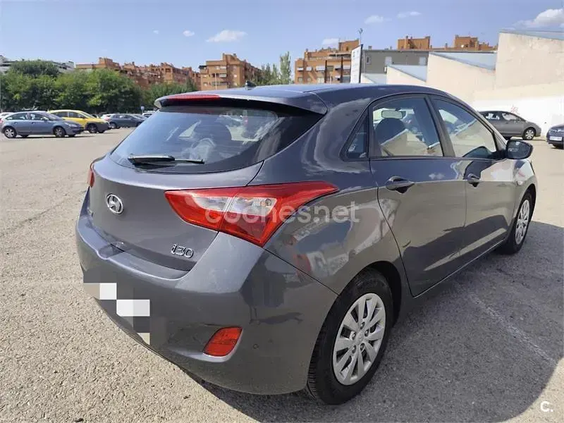 Usado Hyundai i30 110 CV (80 kW) 2015 Gris / plata Berlina