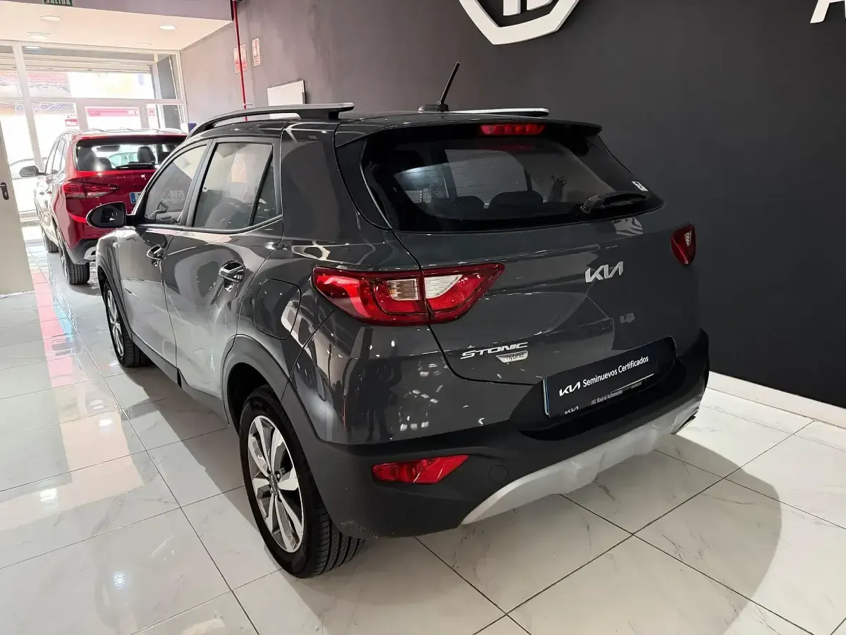 Usado Kia Stonic 100 CV (73 kW) 2024 Gris SUV