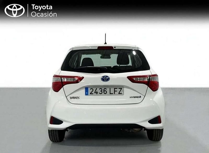 Usado Toyota Yaris Hybrid Active 99 CV (72 kW) 2020 Blanco Utilitario