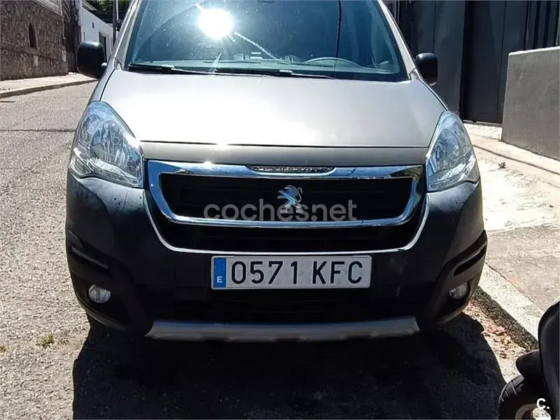 Usado Peugeot Partner Tepee Outdoor 100 CV (73 kW) 2017 Gris / plata Monovolumen