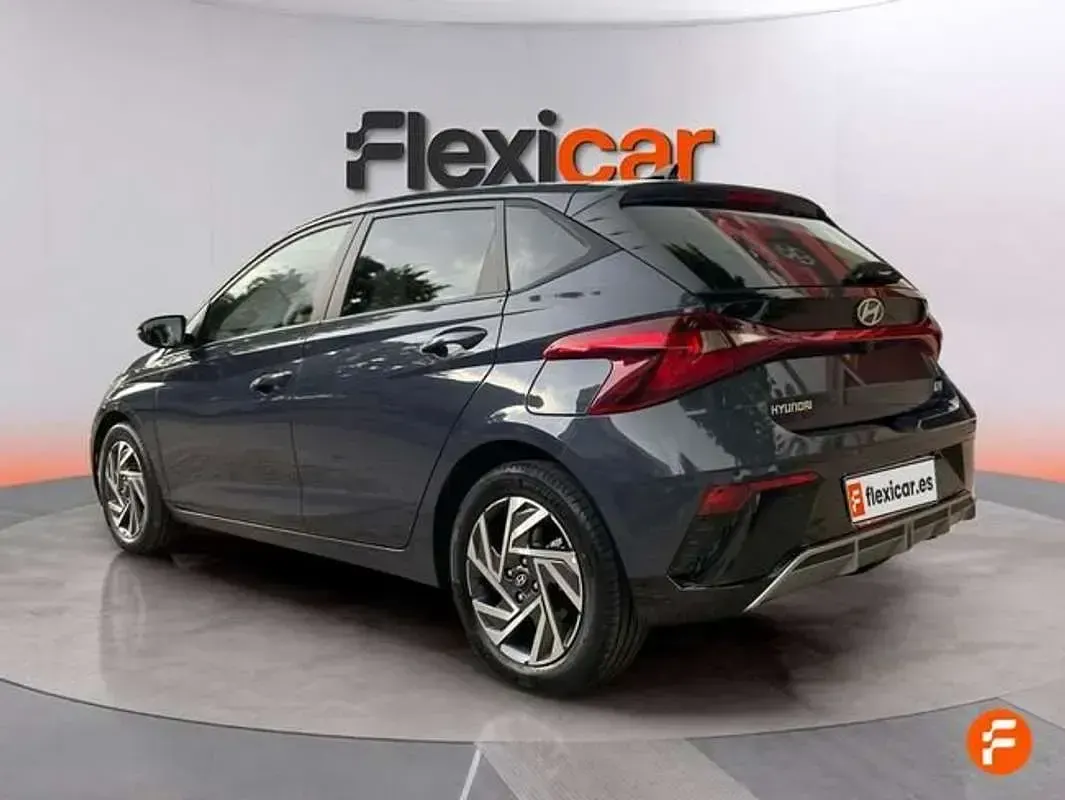 Usado Hyundai i20 101 CV (74 kW) 2025 Gris Utilitario