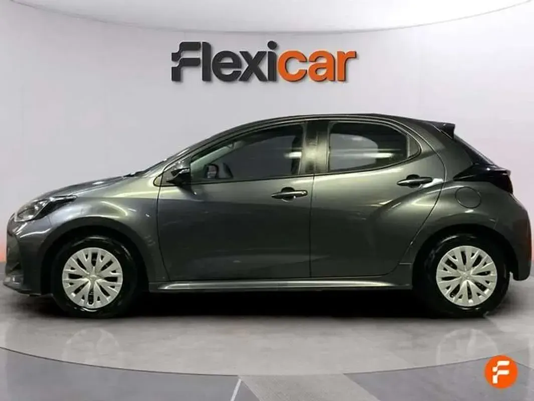 Usado Toyota Yaris Active 116 CV (85 kW) 2023 Rojo Utilitario