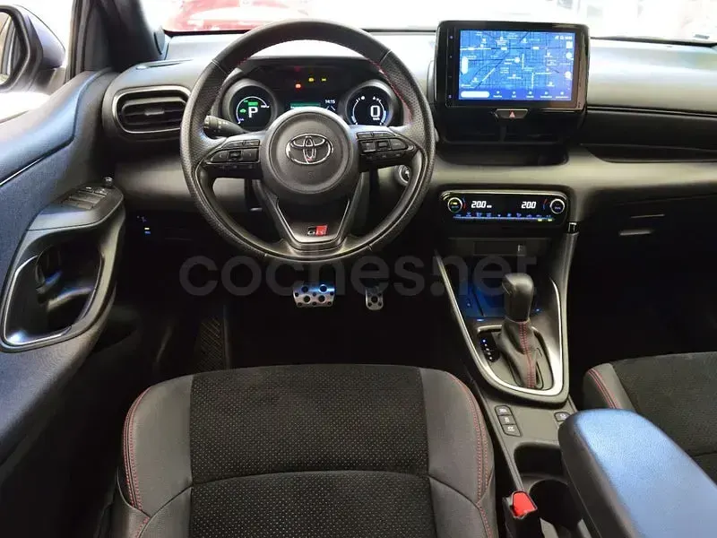 Usado Toyota Yaris Hybrid Plus 116 CV (85 kW) 2023 Gris / plata Berlina